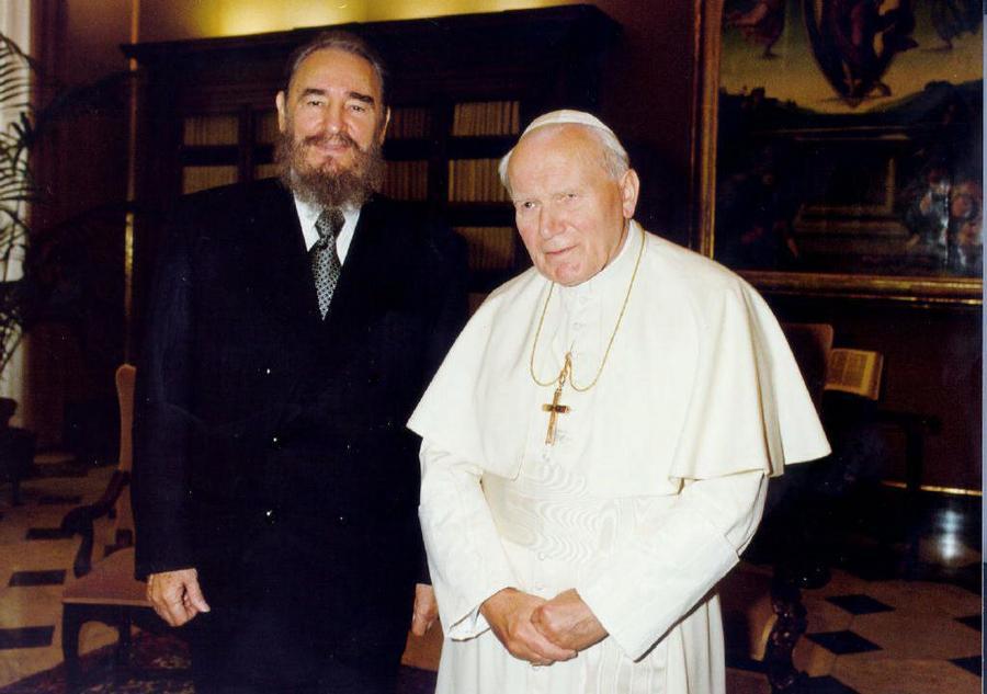 Με τον Πάπα Ιωάννη Παύλο τον Β΄ το 1996 στο Βατικανό / Φωτογραφία αρχείου: ΑΠΕ - ΜΠΕ