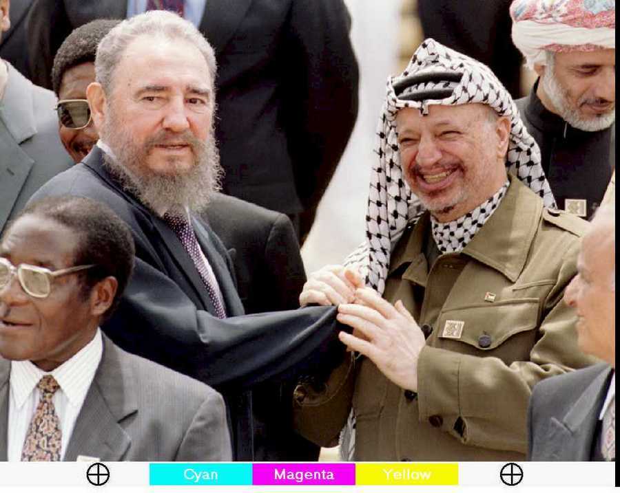 Με τον Παλαιστίνιο ηγέτη, Γιασέρ Αραφάτ το 1995 στην Κολομβία / Φωτογραφία αρχείου: ΑΠΕ - ΜΠΕ