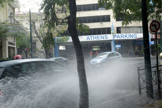 Καιρός: Ραγδαία επιδείνωση τις επόμενες ώρες! Πότε θα χιονίσει στο κέντρο της Αθήνας