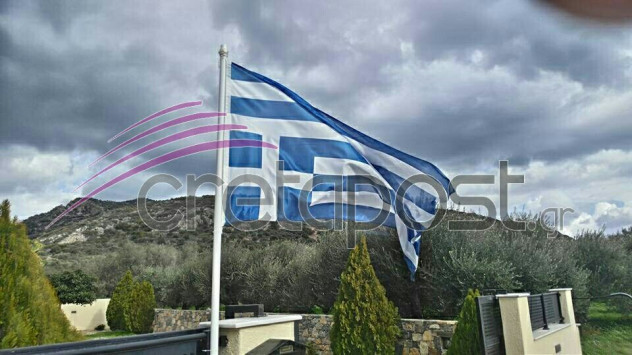 Κρήτη: Υποδοχή του Τσίπρα με... ανάποδη σημαία [pic]