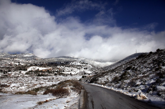 Καιρός: Χιόνη στην Πεντέλη, έκλεισε ο δρόμος