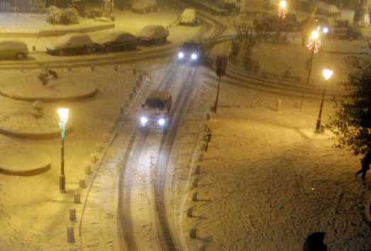 Καιρός Live: Διακόπηκε η κυκλοφορία στη λεωφόρο Πάρνηθας, λόγω χιονόπτωσης - Οδηγός επιβίωσης