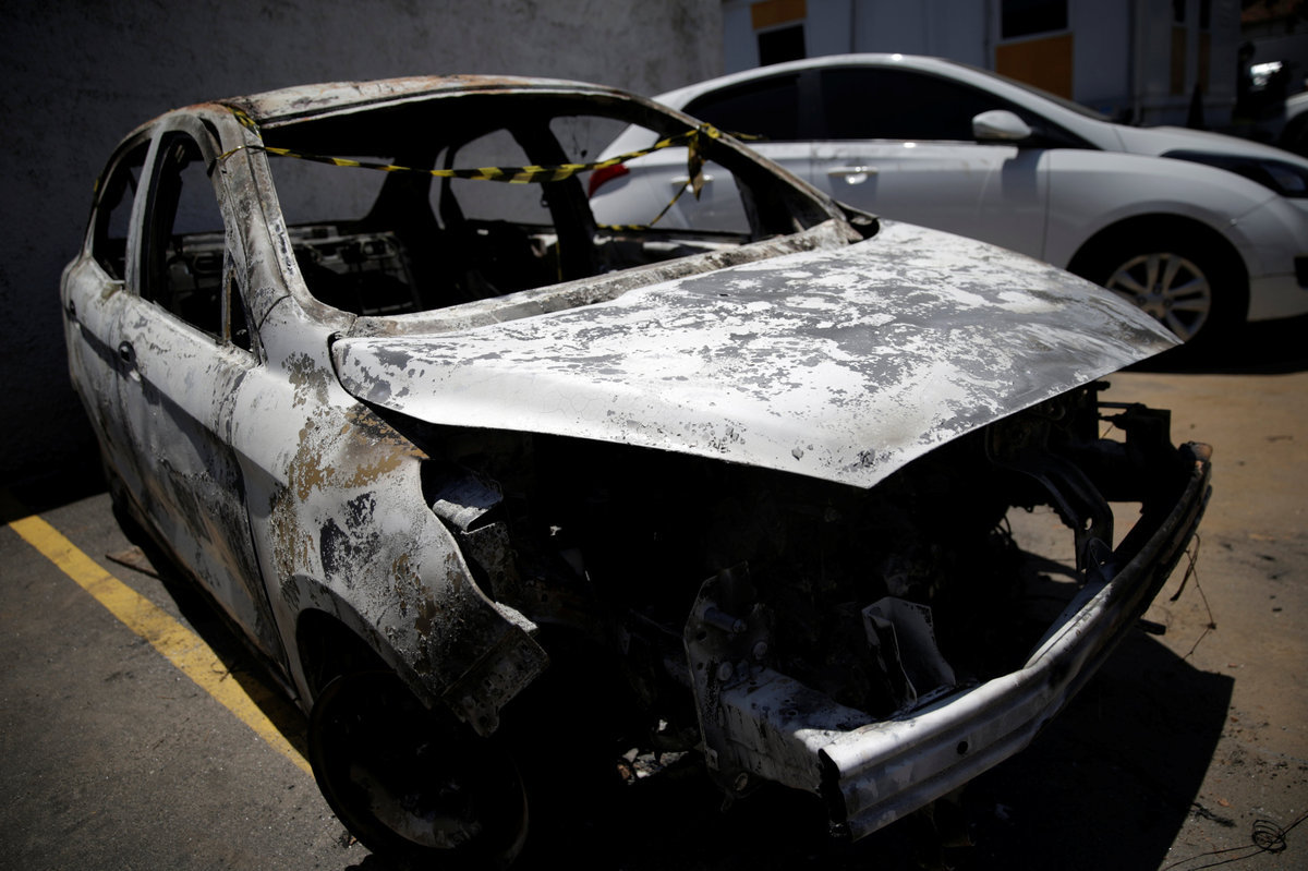 Το αυτοκίνητο μέσα στο οποίο βρέθηκε η απανθρακωμένη σορός του πρέσβη / Φωτό Reuters
