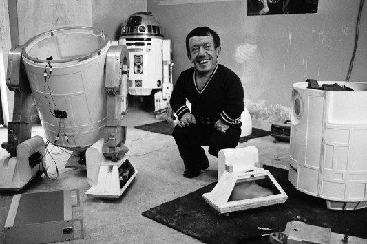 Στις 13 Αυγούστου, φεύγει από τη ζωή ο Kenny Baker, ο ηθοποιός που ενσάρκωνε το ρόλο του R2-D2 του εμβληματικού ρομπότ της σειράς ταινιών Star Wars / Διαβάστε εδώ περισσότερα
