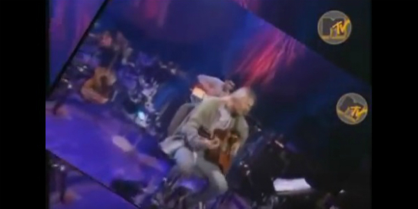 Ο Κερτ Κομπέιν παίζει τα κομμάτια των Nirvana με την πολυπόθητη κιθάρα
