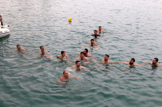 Θεοφάνεια: Σχημάτισαν το σταυρό με τα σώματά τους - Αποθέωση για τους κολυμβητές του Ηρακλείου!