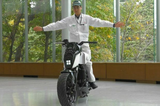 Αυτή είναι η πρώτη μοτοσικλέτα που ισορροπεί μόνη της! [vid]