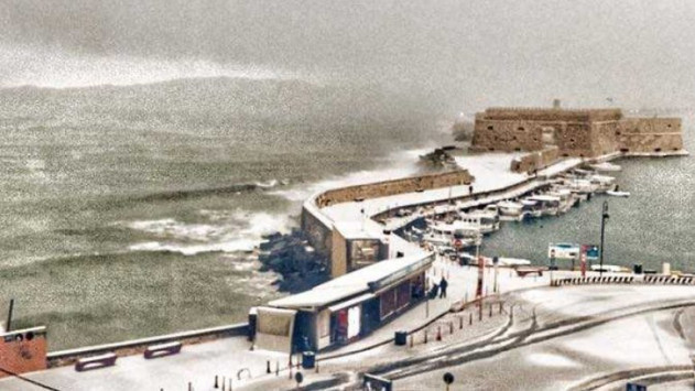 Καιρός: Η φωτογραφία της χρονιάς στο λιμάνι του Ηρακλείου - Προβλήματα στα χιόνια!
