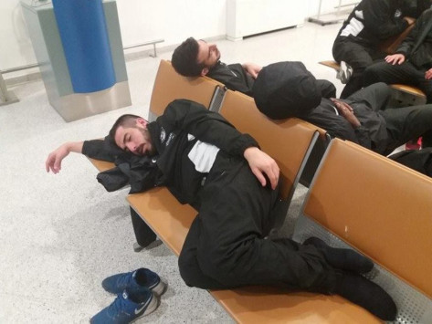 ΟΦΗ: Ο... Γολγοθάς των παικτών! Κοιμήθηκαν στο αεροδρόμιο [pic]
