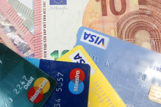 Αποδείξεις – Αφορολόγητο: Τι να πληρώσετε με πλαστικό χρήμα για φοροαπαλλαγές έως 2.100€ - Ποιοι εξαιρούνται