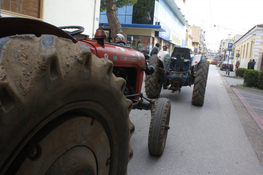 Μπλόκα αγροτών: Παρατάχθηκαν τα τρακτέρ στο Οροπέδιο Λασιθίου