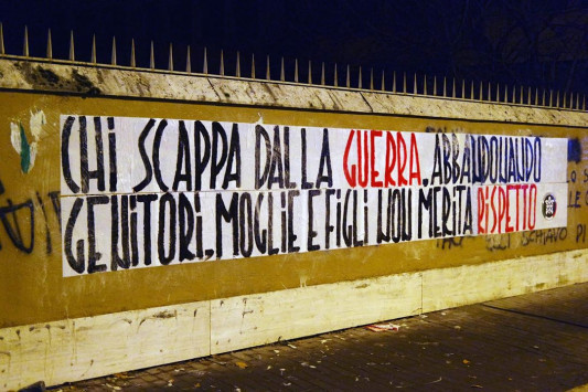 Φασίστες στην Ιταλία γέμισαν εμετικά πανό την χώρα [pic]