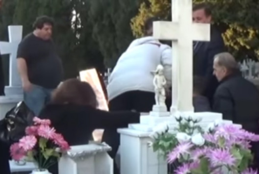 Πάτρα: Γαλλικά και απίθανες σκηνές σε κηδεία - Το μεγάλο λάθος που άναψε φωτιές! Πάτρα: Γαλλικά και απίθανες σκηνές σε κηδεία - Το μεγάλο λάθος που άναψε φωτιές!