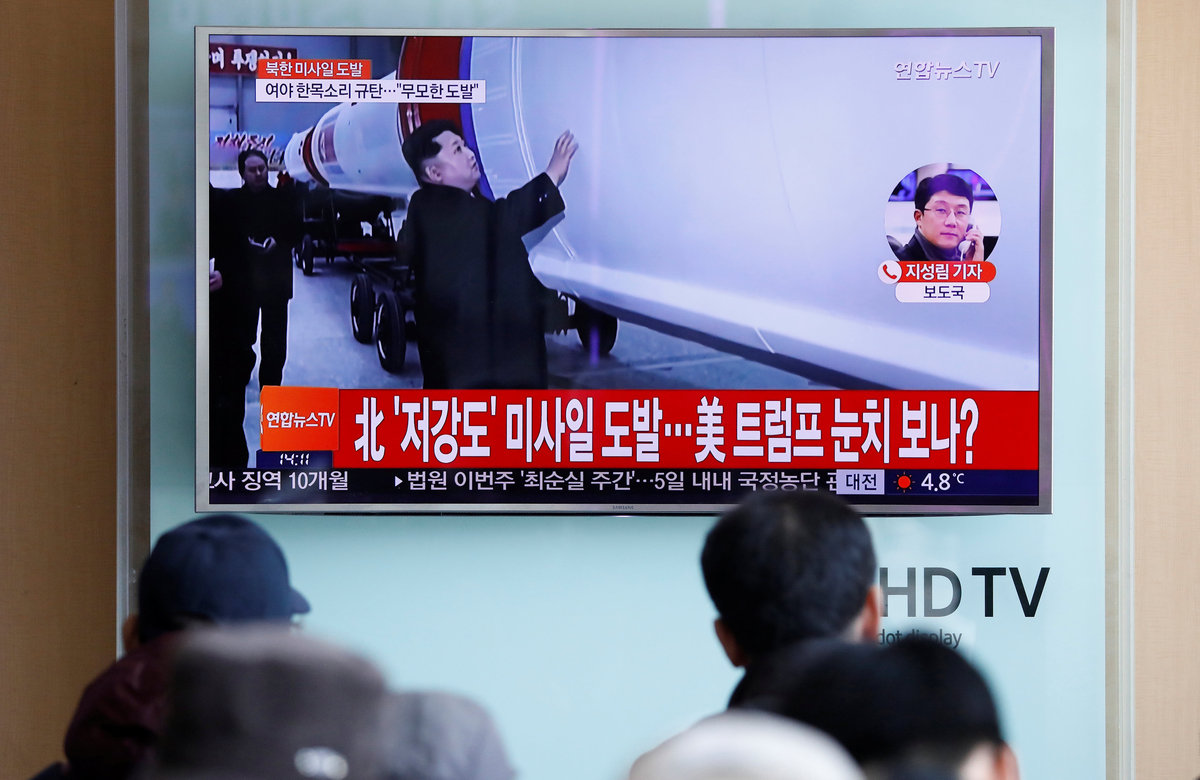 Άνθρωποι παρακολουθούν ρπορτάζ τηλεοπτικού σταθμού της Νότιας Κορέας για την εκτόξευση του πυραύλου / Φωτογραφία: Reuters