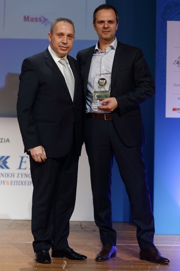 Ο Χρήστος Καλογεράκης, Διευθύνων Σύμβουλος των Public παρέλαβε το βραβείο από τον Βαγγέλη Παπαλιό Εκδότη-Διευθυντή της Direction