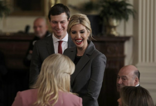 Ιβάνκα Τραμπ: Με ψηλές μπότες και κατακόκκινο κραγιόν [pics]