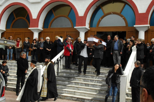 Τροχαίο Αθηνών - Λαμίας: Σπαραγμός! Κόσμος από όλη την Ελλάδα στην κηδεία μάνας και παιδιού [vid]