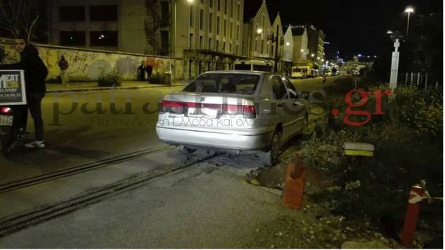 Πατρινός πάρκαρε πάνω στις γραμμές του προαστιακού! [pic]