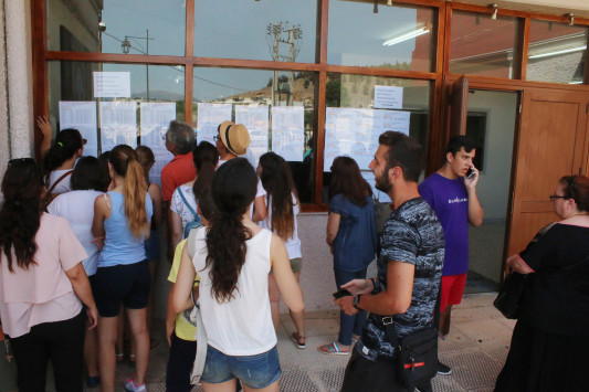 Πανελλήνιες 2017: Σε ποιες σχολές θα “εκτοξευθούν” οι βάσεις! Σκληρή μάχη ανάμεσα στους αριστούχους Πανελλήνιες 2017: Σε ποιες σχολές θα “εκτοξευθούν” οι βάσεις! Σκληρή μάχη ανάμεσα στους αριστούχους