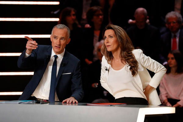 Οι δυο δημοσιογράφοι που συντόνισαν τη συζήτηση, ο Ζιλ Μπουλέ και η Αν Κλαίρ Κουντρέ του TF1