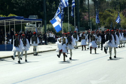 Παρέλαση 25ης Μαρτίου: Ρίγη συγκίνησης, υπερηφάνεια, γκάφες και... απρόοπτα!