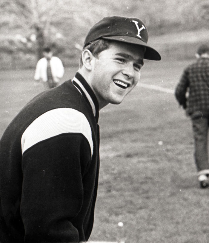 Ο Τζορτζ Μπους ο νεότερος σε παιχνίδι μπέιζμπολ στο Πανεπιστήμιο Yale, όπου φοιτούσε την περίοδο 1964-68