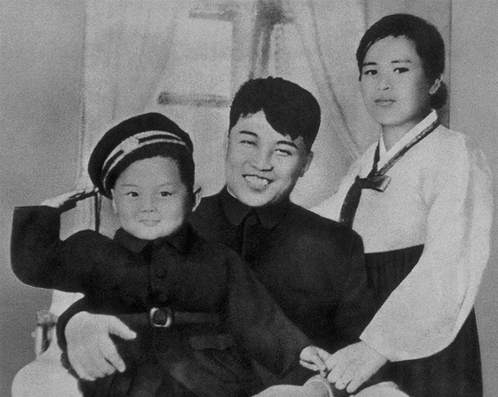 Ο... πιτσιρίκος Κιμ Γιονγκ Ιλ, πατέρας του Κιμ Γιονγκ Ουν, με τον δικό του πατέρα και ιδρυτή του καθεστώτος στη Βόρεια Κορέα, Κιμ Ιλ Σουνγκ και τη μητέρα του, Κιμ Γιονγκ Σουκ το 1945