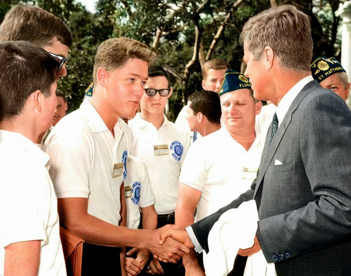 Ο έφηβος Μπιλ Κλίντον χαιρετά τον αμερικανό Πρόεδρο John F. Kennedy στον Λευκό Οίκο το 1963