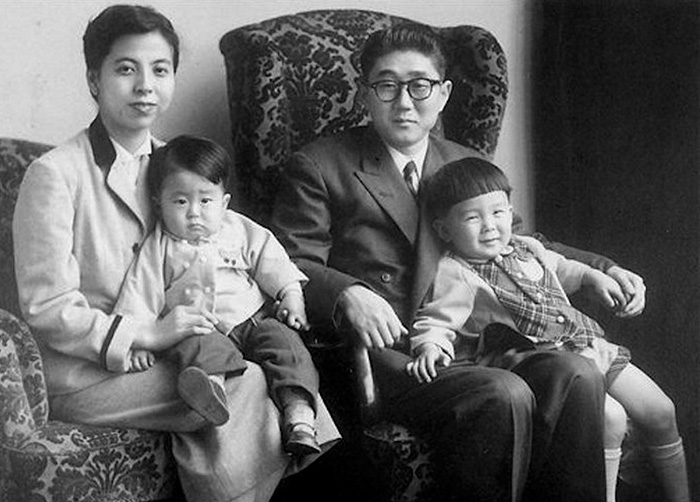 Το... μωράκι στα αριστερά είναι ο τωρινός Ιάπωνας πρωθυπουργός, Σίνζο Άμπε, με την οικογένειά του το 1956!