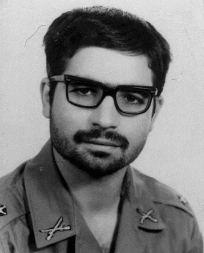 Ο Ιρανός πρόεδρος, Χασάν Ροχανί, στις αρχές του 1970 και κατά την διάρκεια της στρατιωτικής του θητείας