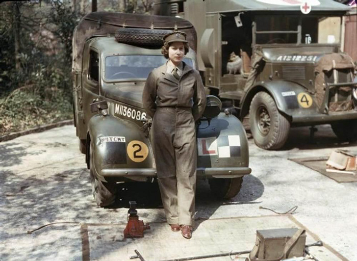 Η 18χρονη Βασίλισσα Ελισάβετ όταν υπηρετούσε στον στρατό κατά την διάρκεια του Β' Παγκοσμίου Πολέμου, το 1945