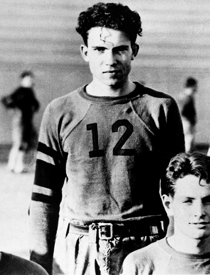 Ο Ρίτσαρντ Νίξον σε στιγμιότυπο από την κολλεγιακή ομάδα ποδοσφαίρου τη δεκαετία του 1930