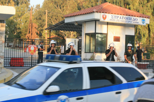 Kόρινθος: Μετανάστες ανέβηκαν στη στέγη του κέντρου κράτησης Kόρινθος: Μετανάστες ανέβηκαν στη στέγη του κέντρου κράτησης