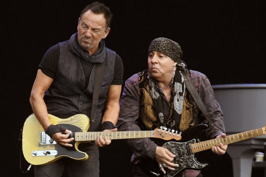 http://www.newsit.gr/files/Image/2017/04/20/resized/SPRINGSTEEN_533_355.jpg