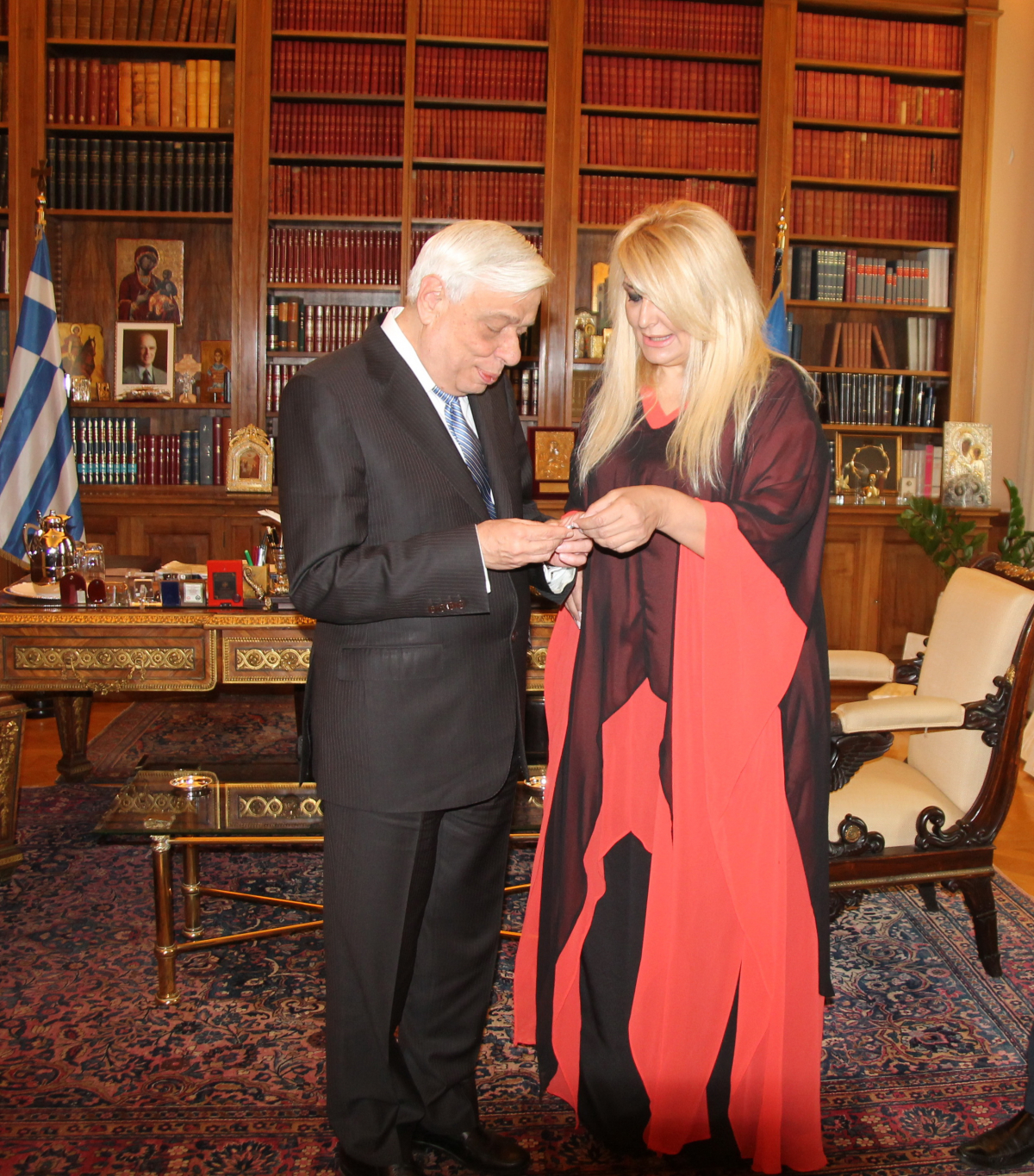 Η Γ.Γ. Βίκυ Μπαφατάκη απονέμει αναμνηστικό μετάλλιο Sciacca στον Πρόεδρο της Ελληνικής Δημοκρατίας κ. Παυλόπουλο 