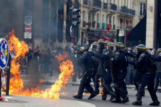 Πρωτομαγιά 2017: Φλέγεται το Παρίσι! Φωτιές και βροχή από δακρυγόνα - 2 τραυματίες [pics, vid]