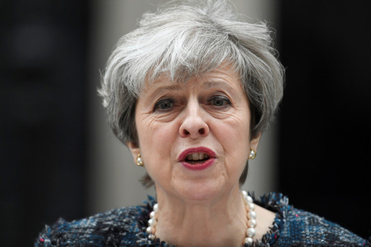`Μύδροι` Μέι! `Ευρωπαίοι αξιωματούχοι επιχειρούν να επηρεάσουν τις βρετανικές εκλογές`