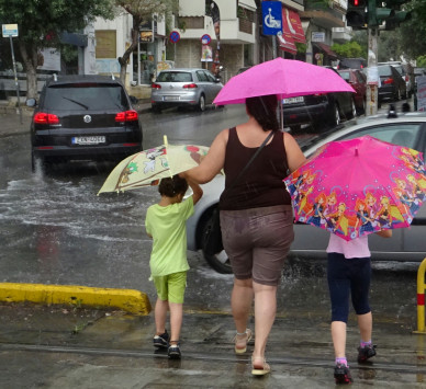 Καιρός: Πάρτε ομπρέλα, έρχονται βροχές και καταιγίδες