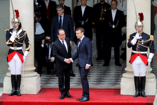 Ο Μακρόν αναλαμβάνει την προεδρία της Γαλλίας - Ζωντανή εικόνα
