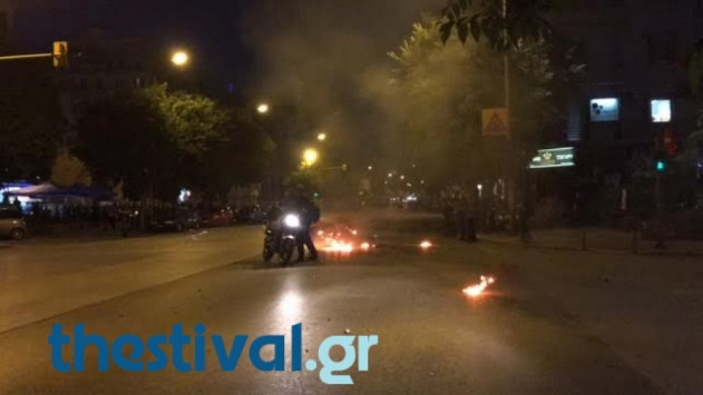 Χτύπησαν άνδρα της τροχαίας και έκαψαν τη μηχανή του στη Θεσσαλονίκη! [vid]