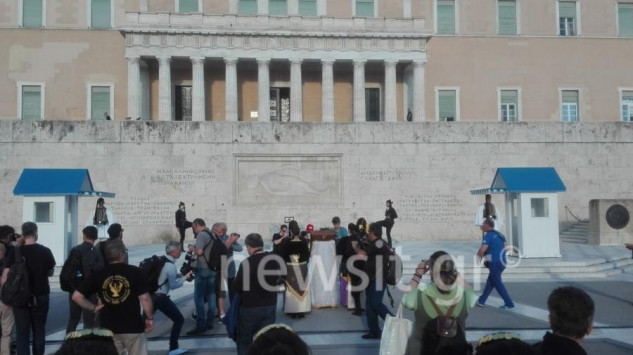 Γενοκτονία Ποντίων: Φορτισμένο το κλίμα στο Σύνταγμα - Πλήθος κόσμου τιμάει τους νεκρούς [pics]