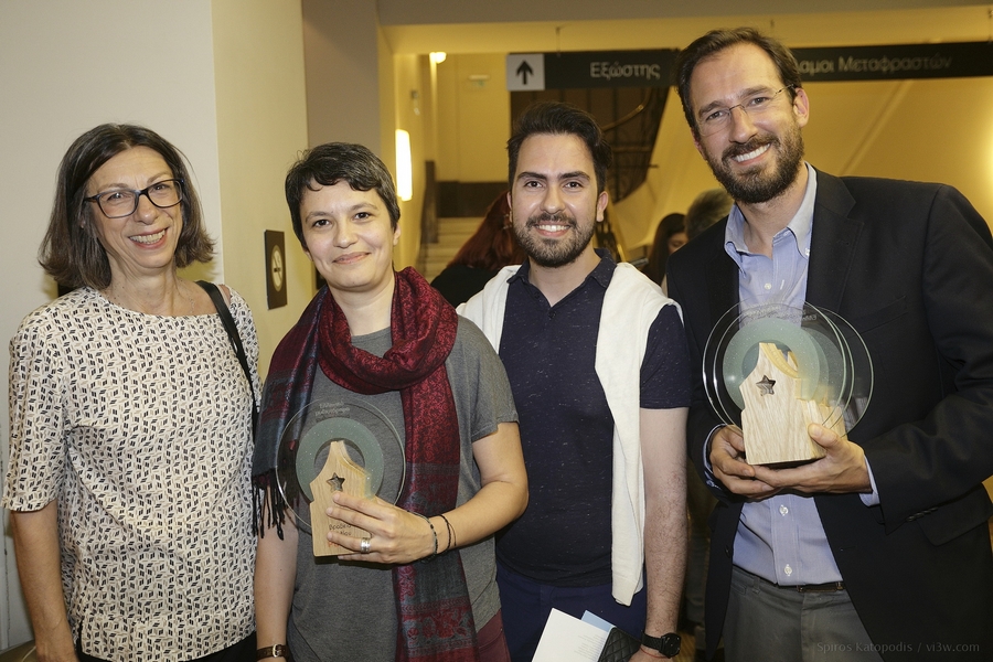 Οι Νίκος Αργύρης, Κατερίνα Αργύρη και Βασίλης Γρετσίστας των εκδόσεων Ίκαρος με τη νικήτρια της κατηγορίας Ελληνικό Μυθιστόρημα, Ευτυχία Γιαννάκη