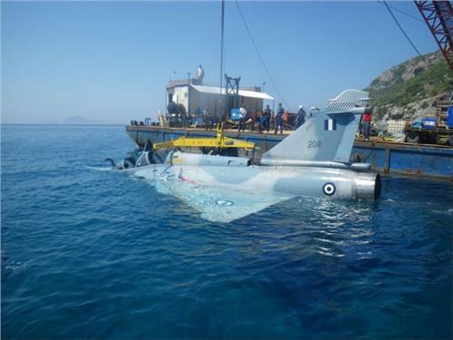 Φωτογραφία από την επιχείρηση ανάσυρσης Mirage2000 από τη θάλασσα μεταξύ Σάμου - Φούρνων