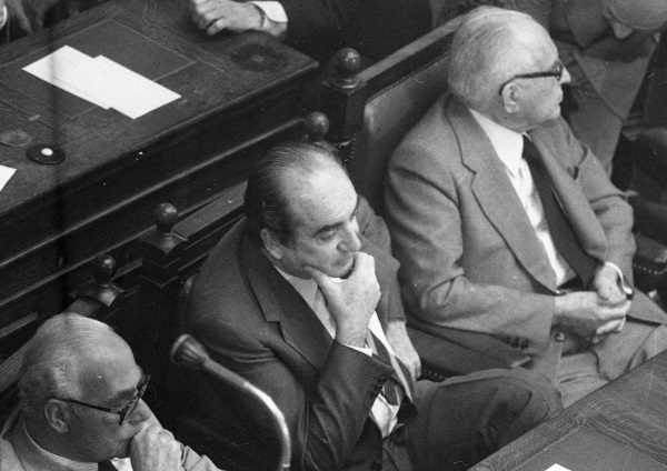 Ο Κωνσταντίνος Μητσοτάκης με τον Γιώργο Ράλλη στη Βουλή