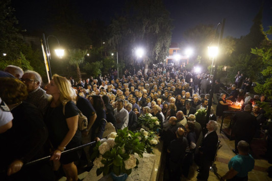 Ολονυχτία στη μνήμη του Κωνσταντίνου Μητσοτάκη: Η Κρήτη τον αποχαιρετά [pics, vids]