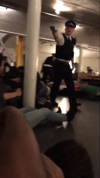 Λονδίνο: Οι δραματικές στιγμές του πανικού σε ένα μπαρ! `Πέστε κάτω` ούρλιαζαν οι αστυνομικοί