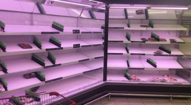 Πανικός στο Κατάρ για το κλείσιμο των συνόρων! Άδεια τα ράφια των σούπερ μάρκετ - Ξέμειναν από νερό