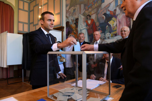 Γαλλία - Εκλογές: Ραγδαίες εξελίξεις! Ολοταχώς για συντριπτική πλειοψηφία ο Μακρόν - Παραιτήθηκε πολιτικός αρχηγός