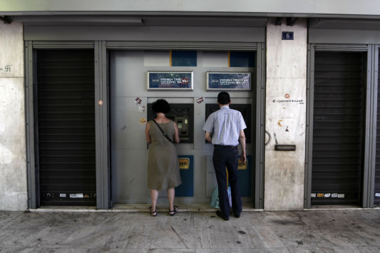 Εξαφανίζονται καταθέσεις! Αδειάζουν εκατοντάδες λογαριασμούς την ημέρα – Βροχή κατασχέσεων