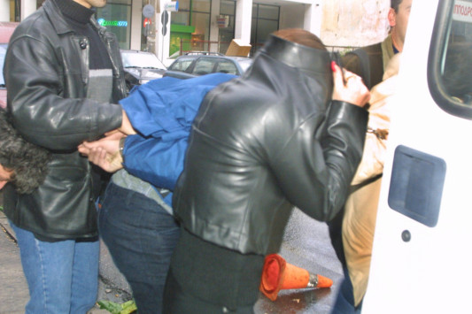 Θεσσαλονίκη: Συλλήψεις για 4 κιλά ηρωίνης - Χειροπέδες σε τρεις γυναίκες και έναν άντρα!